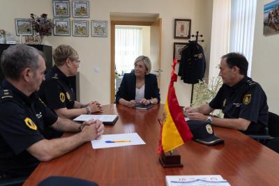 Elisa Núñez realitza la primera visita a la Policia de la Generalitat